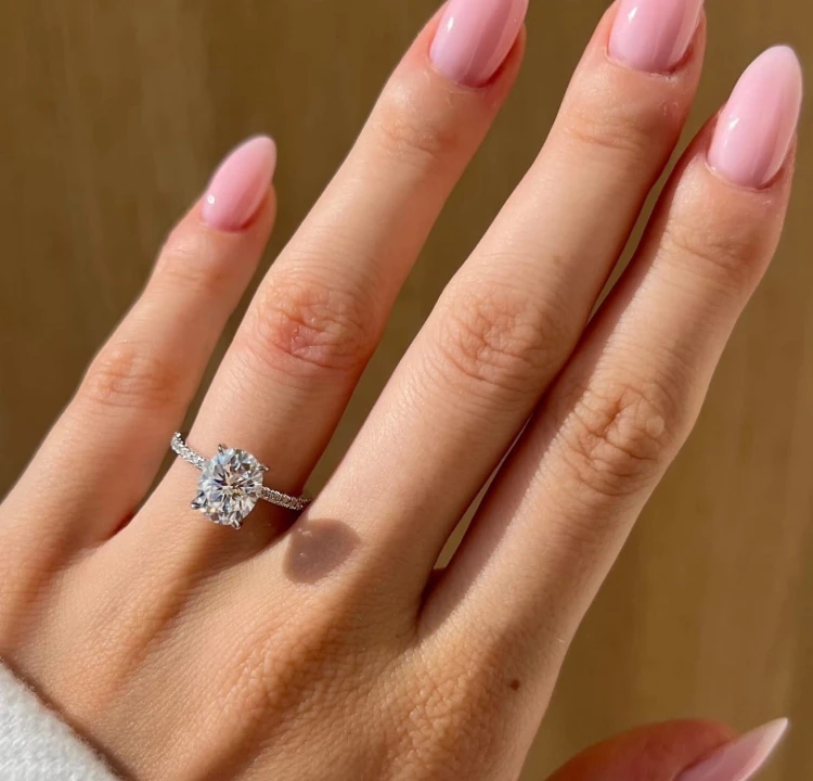 verlobungsring-halo-aria-moissanit-2ct-ovalschliff-am-finger-silber-hariets.jpg