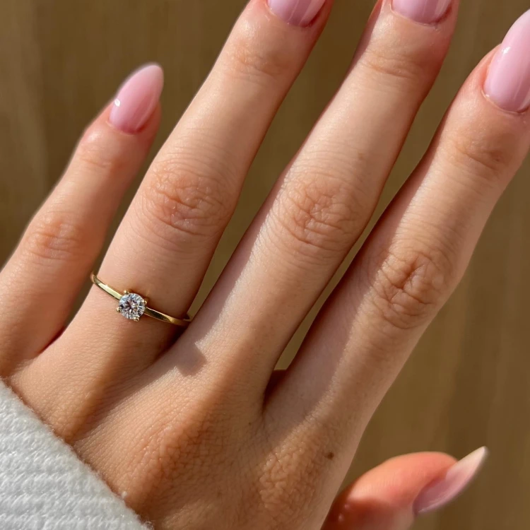 Verlobungsring mit brillantgeschliffenen Moissanit Petit: Delicacy