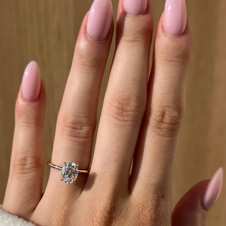 verlobungsring-solitaire-forever-moissanit-1_5ct-ovaler-schliff-in-der-hand-gelbgold-hariets.jpg