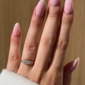 verlobungsring-moissanit-0-7ct-baguetteschliff-gelbgold-eternity-am-finger-hariets.jpg