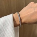 bangle-armband-mit-moissanit-2mm-silber-am-handgelenk-hariets.jpg