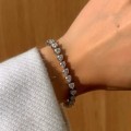 tennisarmband-mit-moissanit-5mm-herzschliff-silber-am-handgelenk-hariets.jpg