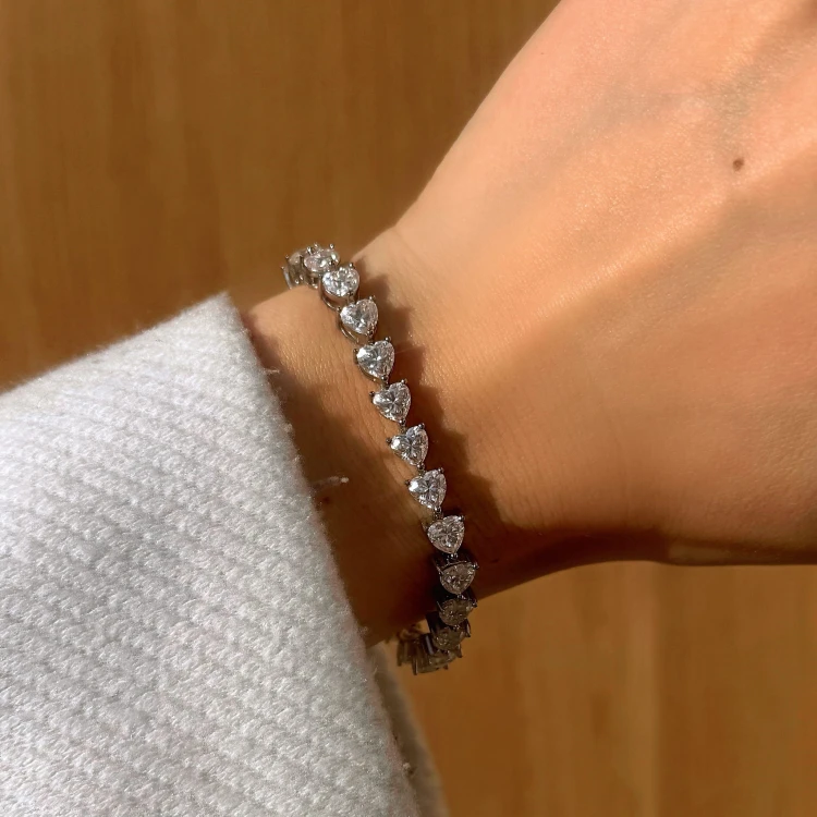tennisarmband-mit-moissanit-5mm-herzschliff-silber-am-handgelenk-hariets.jpg