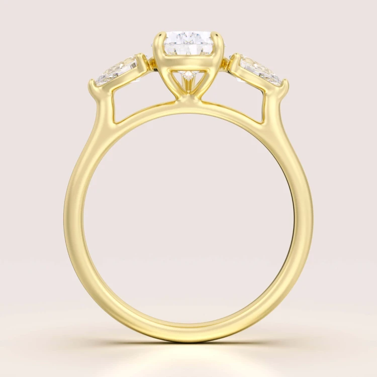 verlobungsring-trinity-amara-moissanit-1-5ct-zentraler-stein-birnschliff-front-gelbgold-hariets.jpg