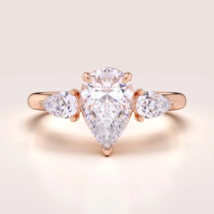 verlobungsring-trinity-amara-moissanit-1-5ct-zentraler-stein-birnschliff-rotgold-hariets.jpg