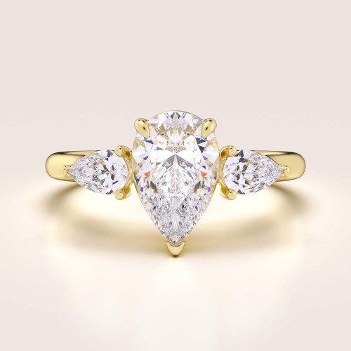 verlobungsring-trinity-amara-moissanit-1-5ct-zentraler-stein-birnschliff-gelbgold-hariets.jpg