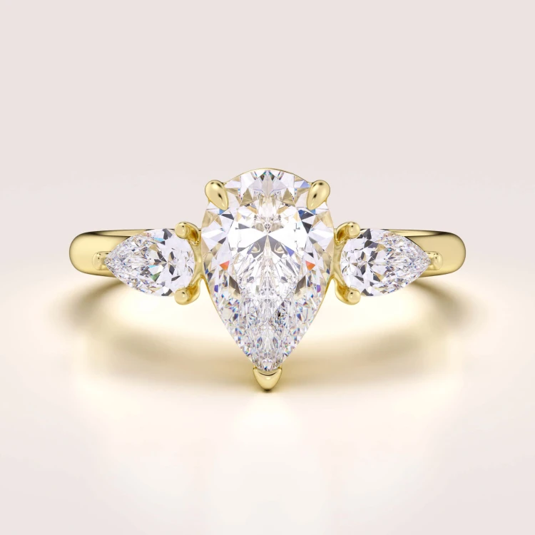 verlobungsring-trinity-amara-moissanit-1-5ct-zentraler-stein-birnschliff-gelbgold-hariets.jpg