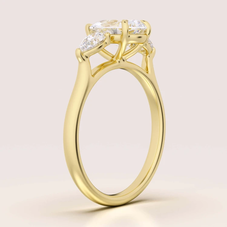 verlobungsring-trinity-amara-moissanit-1-5ct-zentraler-stein-birnschliff-seite-gelbgold-hariets.jpg