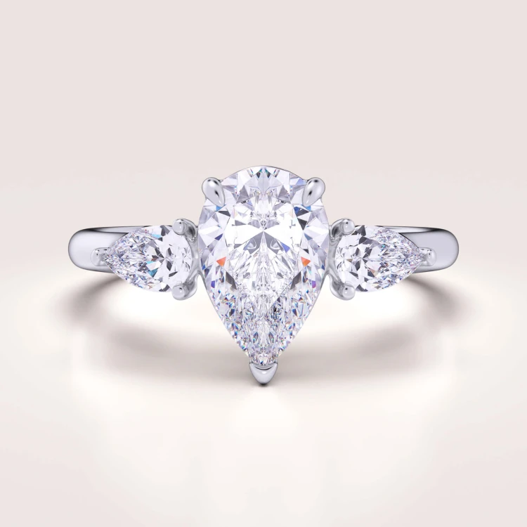 verlobungsring-trinity-amara-moissanit-1-5ct-zentraler-stein-birnschliff-weissgold-hariets.jpg