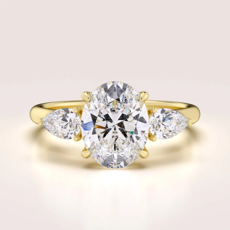 verlobungsring-trinity-seraphina-moissanit-2ct-zentraler-stein-ovalschliff-gelbgold-hariets.jpg