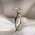 verlobungsring-solitaire-lumiere-moissanit-1-5ct-tropfenform-gelbgold-seitenansicht-nahaufnahme-hariets.jpg