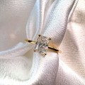 verlobungsring-solitaire-verity-labordiamant-1ct-radiant-schliff-nahaufnahme-front-gelbgold-hariets.jpg