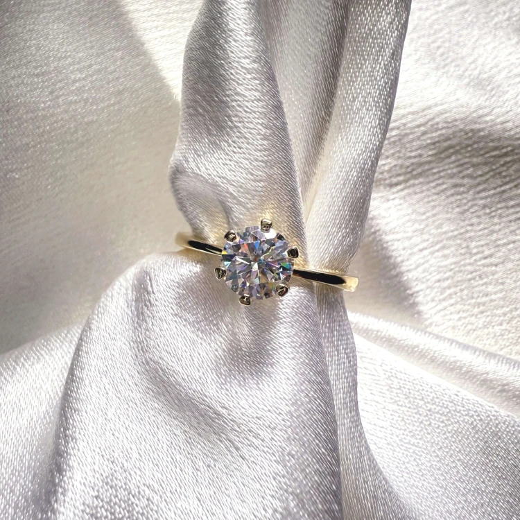 verlobungsring-solitaire-antica-labordiamant-1ct-brillantschliff-nahaufnahme-front-gelbgold-hariets.jpg