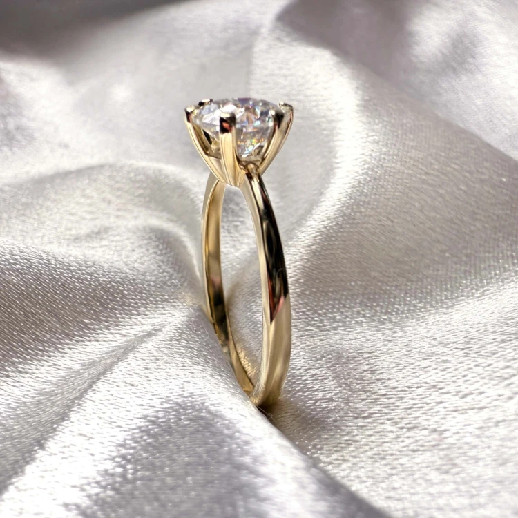 verlobungsring-solitaire-antica-moissanit-1ct-brillantschliff-nahaufnahme-seite-gelbgold-hariets.jpg