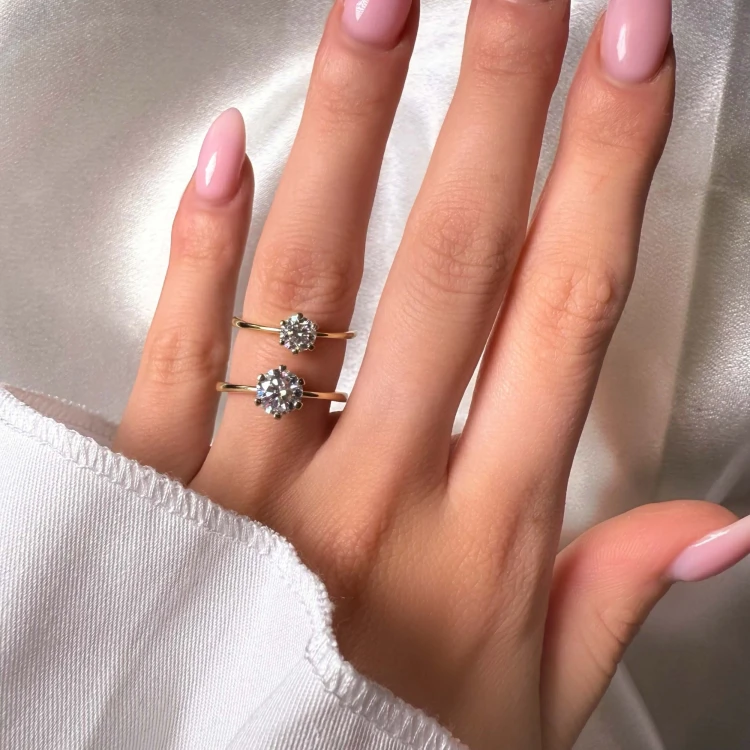 verlobungsring-solitaire-antica-moissanit-1ct-brillantschliff-vergleich-am-finger-gelbgold-hariets.jpg