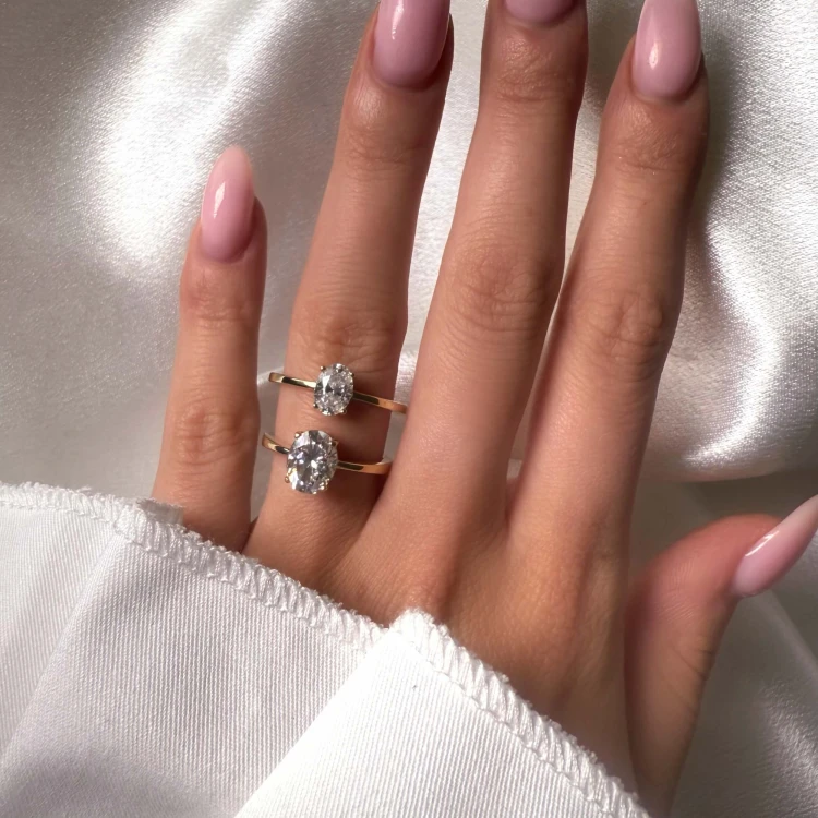 verlobungsring-solitaire-astra-moissanit-1ct-ovalschliff-am-finger-vergleich-gelbgold-hariets.jpg