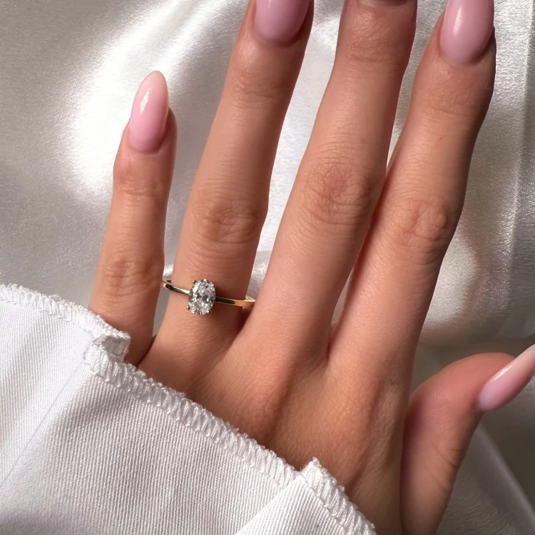 verlobungsring-solitaire-astra-moissanit-1ct-ovalschliff-am-finger-gelbgold-hariets.jpg