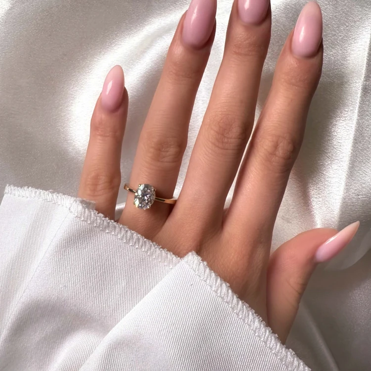 verlobungsring-solitaire-astra-moissanit-2ct-ovalschliff-am-finger-gelbgold-hariets.jpg