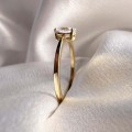 verlobungsring-solitaire-astra-labordiamant-2ct-ovalschliff-nahaufnahme-seite-gelbgold-hariets.jpg