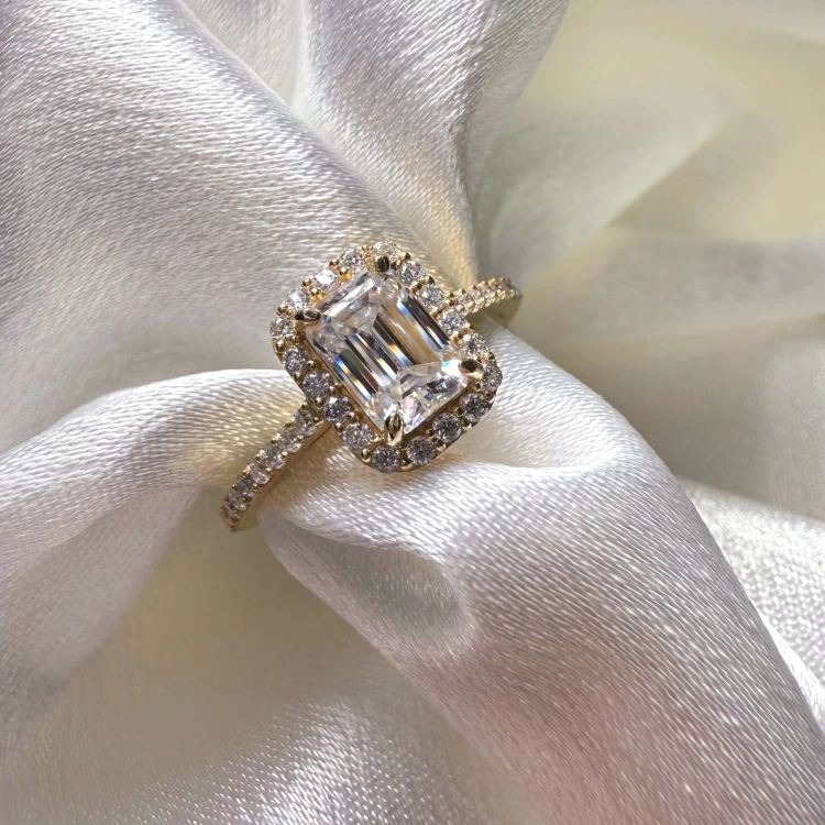 Verlobungsring-Halo-Stardust-Moissanit-1ct-Emerald-Schliff-Nahaufnahme-Front-Gelbgold-HARIETS.JPG