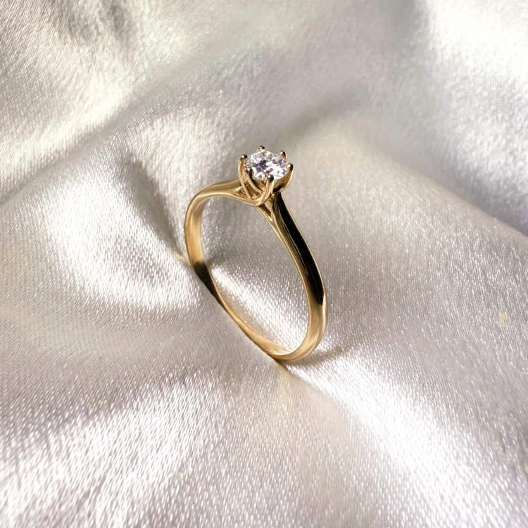 verlobungsring-solitaire-soleil-moissanit-0-3ct-brillantschliff-nahaufnahme-seite-gelbgold-hariets.jpg