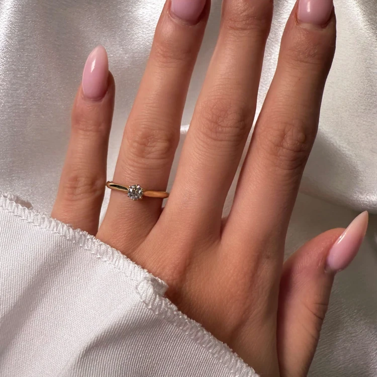 verlobungsring-solitaire-soleil-moissanit-0-3ct-brillantschliff-am-finger-gelbgold-hariets.jpg