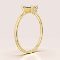 Verlobungsring-Petit-Labordiamant-0,5ct-Smaragdschliff-Seitenansicht-Gelbgold-Finesse-Hariets.jpg