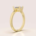 Verlobungsring-Solitaire-Rapture-Labordiamant-1ct-Smaragdschliff-Seitenansicht-Gelbgold-Hariets.jpg