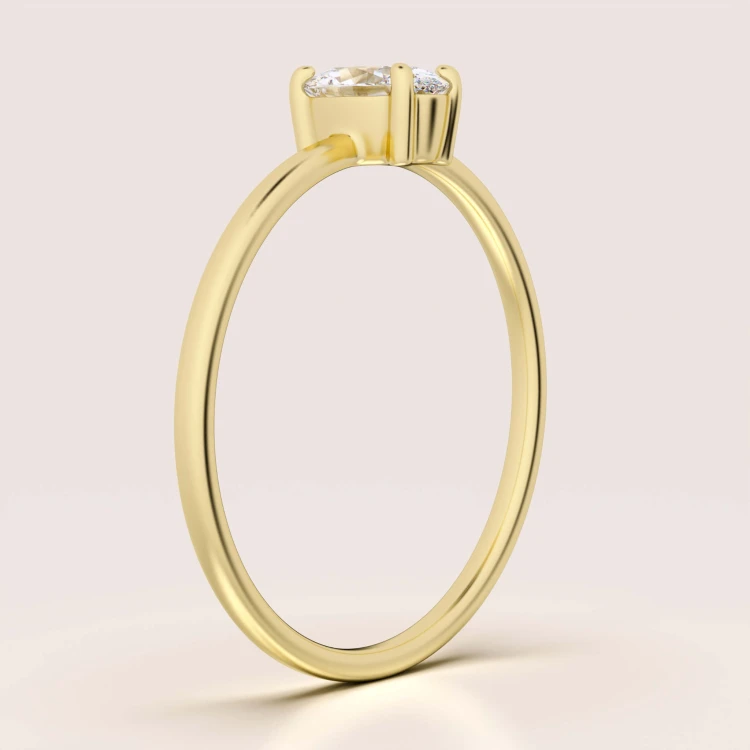 Verlobungsring-Petit-Moissanit-0,5ct-Ovalschliff-Seitenansicht-Gelbgold-Gracelet-Hariets.jpg