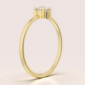 Verlobungsring-Petit-Moissanit-0,3ct-Brillantschliff-Seite-Gelbgold-Delicacy-Hariets.jpg
