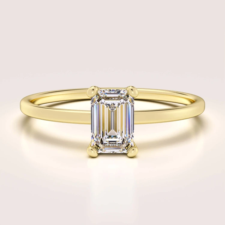 verlobungsring-petit-moissanit-0-5ct-emeraldschliff-gelbgold-finesse-hariets.jpg