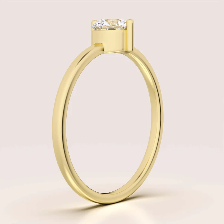 verlobungsring-petit-moissanit-0-5ct-brillantschliff-seite-gelbgold-enigma-hariets.jpg