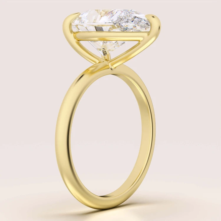 verlobungsring-royal-stones-moissanit-4ct-tropfenschliff-seite-gelbgold-glitare-hariets.jpg