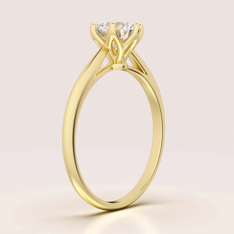 verlobungsring-solitaire-classic-moissanit-1ct-brillantschliff-seitlich-gelbgold-hariets.jpg