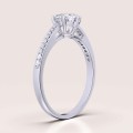 verlobungsring-halo-pavé-moissanit-1ct-brillantschliff-seitenansicht-weissgold-hariets.jpg