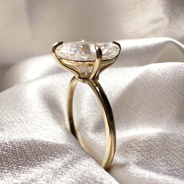 verlobungsring-royal-stones-stella-moissanit-3_5ct-ovalschliff-nahaufnahme-seite-gelbgold-hariets.jpg