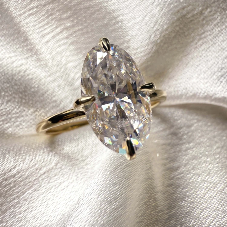 verlobungsring-royal-stones-stella-moissanit-3_5ct-ovalschliff-nahaufnahme-front-gelbgold-hariets.jpg