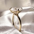 verlobungsring-royal-stones-stella-moissanit-3_5ct-ovalschliff-nahaufnahme-seite-gelbgold-hariets.jpg