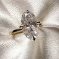 verlobungsring-royal-stones-stella-moissanit-3_5ct-ovalschliff-nahaufnahme-front-gelbgold-hariets.jpg