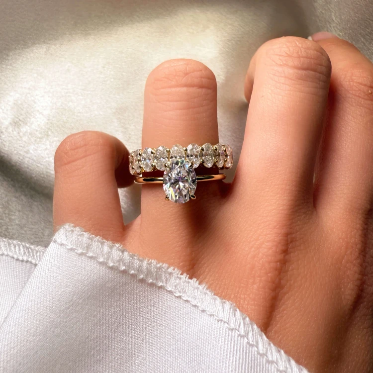 eternity-ring-mit-moissaniten-ovalschliff-am-finger-set-inspiration-gelbgold-hariets.jpg