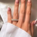 eternity-ring-mit-moissaniten-ovalschliff-am-finger-silber-hariets.jpg