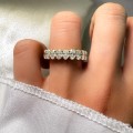 eternity-ring-mit-moissaniten-ovalschliff-am-finger-nahaufnahme-silber-hariets.jpg
