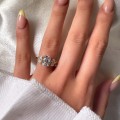 verlobungsring-trinity-moissanit-3ct-ovalschliff-am-finger-gelbgold-evoris-hariets.jpg