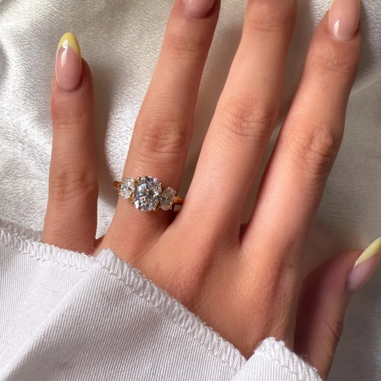 verlobungsring-trinity-moissanit-3ct-ovalschliff-am-finger-gelbgold-evoris-hariets.jpg