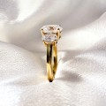 verlobungsring-trinity-moissanit-3ct-ovalschliff-nahaufnahme-seite-gelbgold-evoris-hariets.jpg