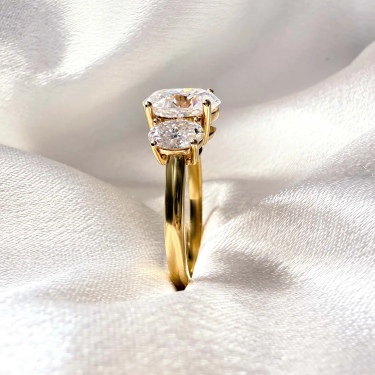 verlobungsring-trinity-moissanit-3ct-ovalschliff-nahaufnahme-seite-gelbgold-evoris-hariets.jpg