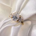 verlobungsring-trinity-moissanit-3ct-ovalschliff-nahaufnahme-gelbgold-evoris-hariets.jpg