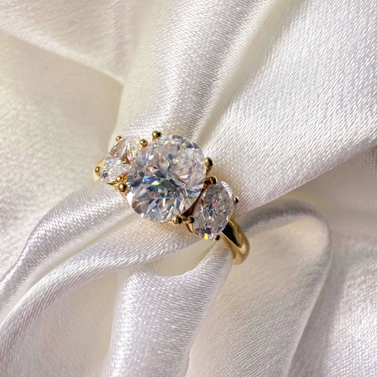 verlobungsring-trinity-moissanit-3ct-ovalschliff-nahaufnahme-gelbgold-evoris-hariets.jpg