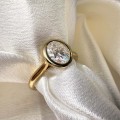 verlobungsring-bezel-moissanit-1-2ct-ovalschliff-nahaufnahme-gelbgold-amora-hariets-2.jpg