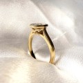 verlobungsring-bezel-moissanit-1-2ct-ovalschliff-nahaufnahme-seite-gelbgold-amora-hariets.jpg